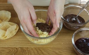 Buttermilch Cake Pops Rezept: Teig mit Marmelade oder Nuss-Nougat-Creme mischen