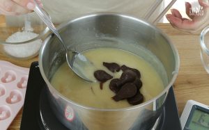 Schokoladen Fudge Rezept: Schokolade unterrühren