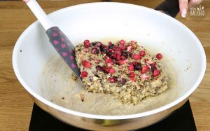 Porridge Riegel Rezept: Früchte unter die Masse heben