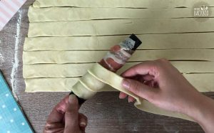 Pfeffer Orangen Rollen Rezept: Teig um die Rollen wickeln