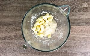 Pfeffer Orangen Rollen Rezept: Butterwürfel mit dem Teig verkneten