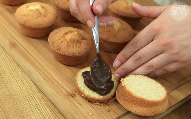 Frankfurter Kranz Cupcakes Rezept: Pflaumenmus auf die abgekühlten Kuchen aufstreichen
