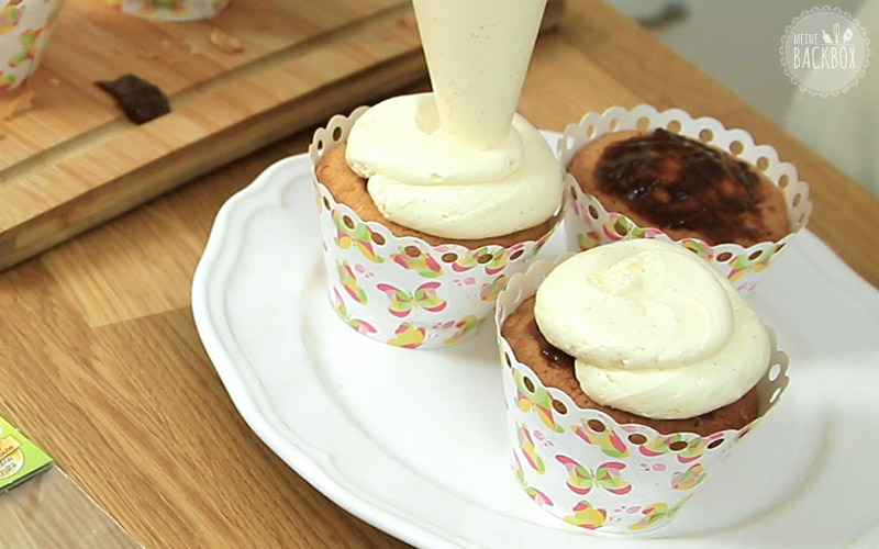 Frankfurter Kranz Cupcakes Rezept: Buttercreme spiralförmig auftragen