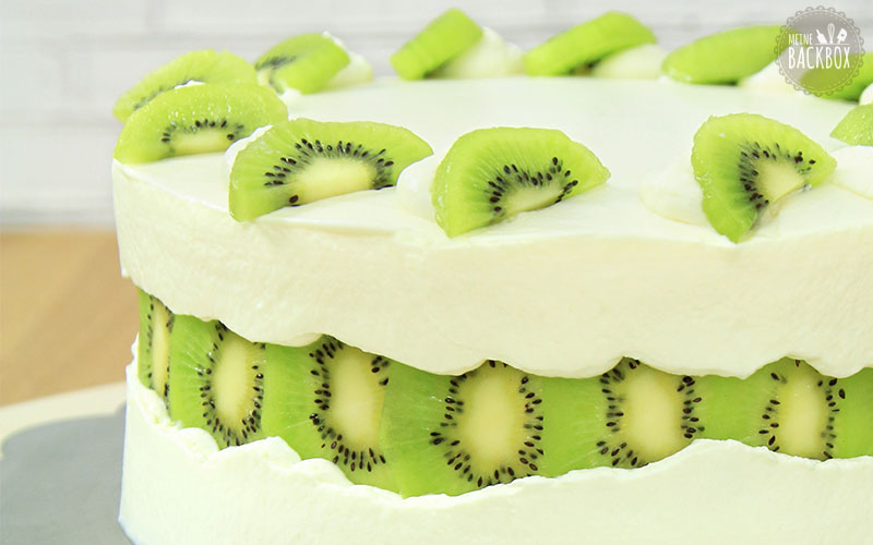 Kiwi Fault Line Cake mit Lemon Curd-Creme