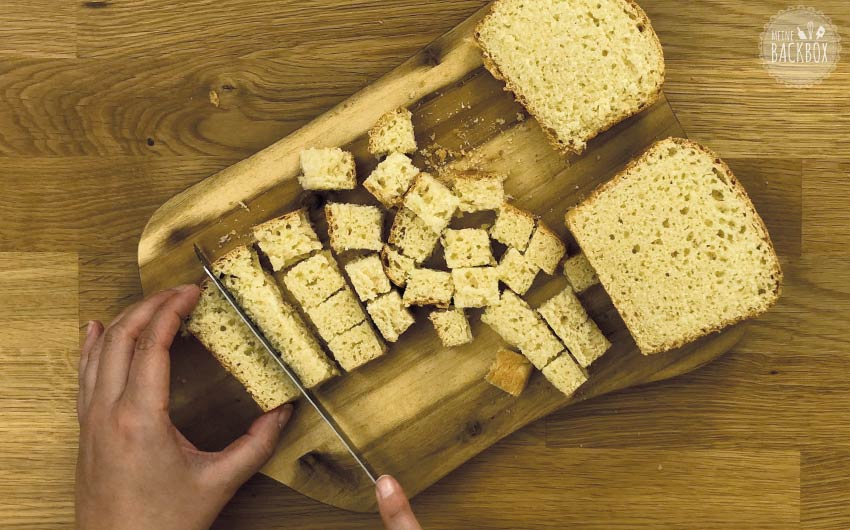 French Toast Auflauf Rezept: Toastbrot in Würfel schneiden