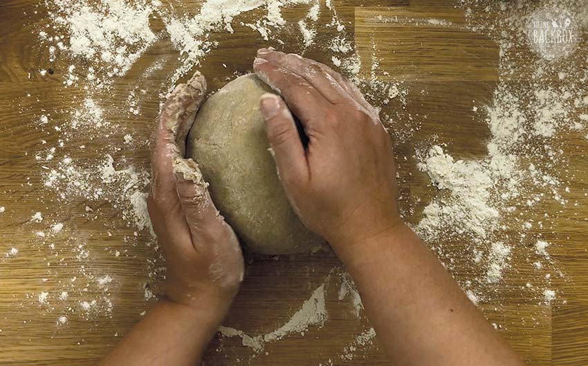 Schnelles Roggen Sauerteigbrot Rezept: Hände auf den Teig legen