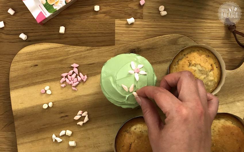 Blümchen Mandel Cupcakes Rezept: Marshmallow Blumen auflegen