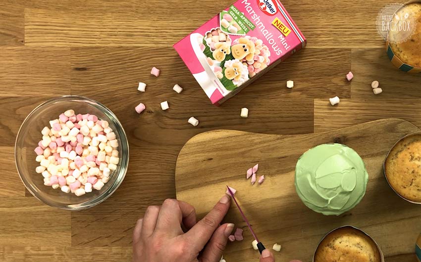 Blümchen Mandel Cupcakes Rezept: Marshmallows schräg durchschneiden