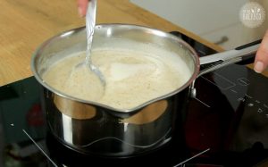 Suji Ka Halwa Rezept: Kardamomgrieß in heißer Milch verrühren