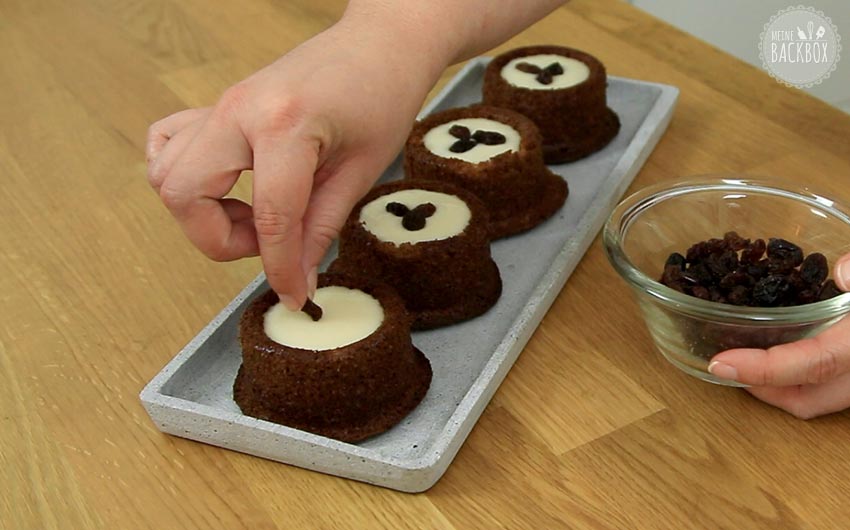 Malva Pudding Rezept: Küchlein mit Rosinen verzieren