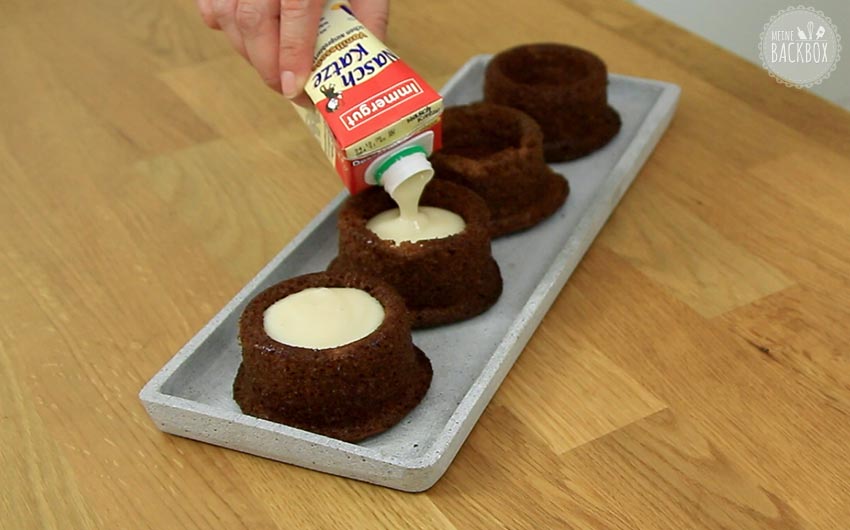 Malva Pudding Rezept: Küchlein mit Vanillesoße übergießen