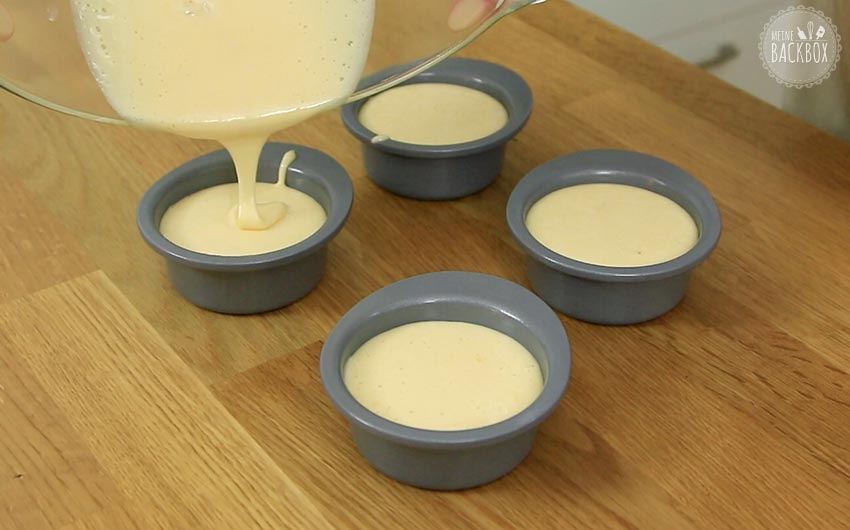 Malva Pudding Rezept: Teig in Backförmchen füllen