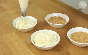 Spaghetti-Eis Dessert Rezept: Cheesecakemasse auf Keksboden spritzen