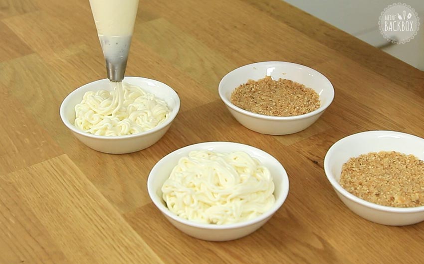 Spaghetti-Eis Dessert Rezept: Cheesecakemasse auf Keksboden spritzen