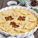 BBQ Jackfruit Pie Rezept mit herbstlicher Teigdecke