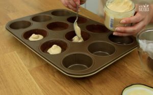 Mandel Lava Cakes Rezept: Mandelcreme auf Teig setzen