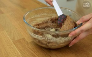 Mandel Lava Cakes Rezept: Schokomasse unterrühren