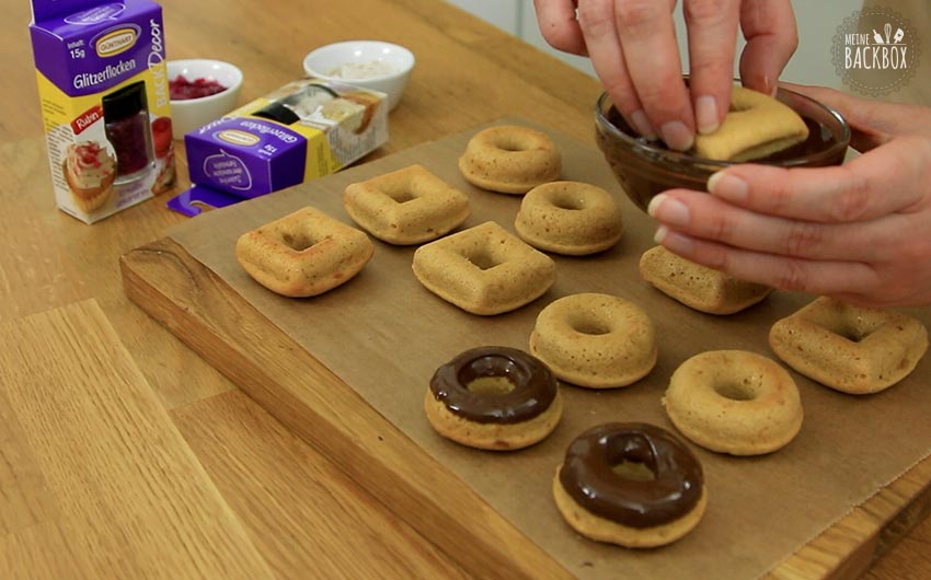 Mini Donuts Rezept: Donuts in Schokolade tunken