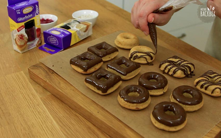 Mini Donuts Rezept: mit Schokolade verzieren