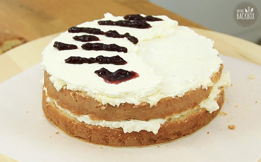 Jelly Cake: Marmelade auf Cremeschicht verteilen
