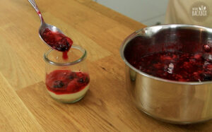 Beeren Mini Trifles: Fruchtgelee im Glas verteilen