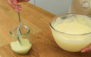 Beeren Mini Trifles: Pudding in Glas füllen