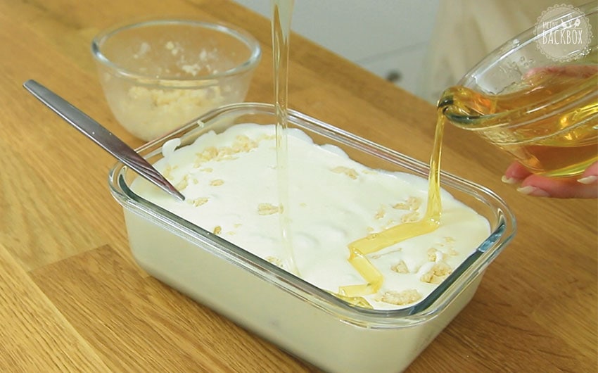 Zitronensirup auf Cheesecake Eiscreme verteilen