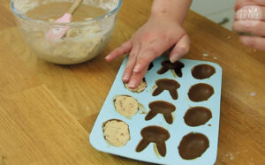 Cookie Dough Pralinen: Cookie Dough in Schokoladenform eindrücken