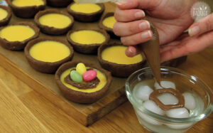 Osternest Tartelettes: Schokoladennest in Eiswasser spritzen