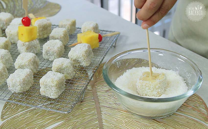 Lamingtons Rezept: Kuchenwürfel in Kokosraspel wenden