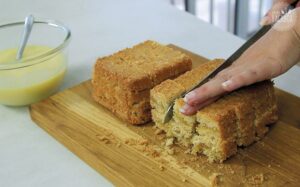Lamingtons Rezept: Kuchen in Würfel schneiden