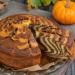 Herbstlicher Pumpkin Spice Zebrakuchen mit Kürbis