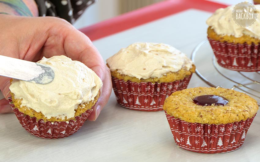 Cupcake Linzer Art Rezept: Cupcakes bestreichen