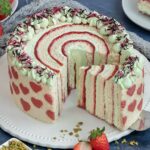 Herzige Wickeltorte mit Pistazien-Buttercreme und Erdbeer-Fruchtaufstrich
