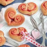 Pinke Zimt-Hefeherzen mit Sauerteig und süßer Gewürz-Butter