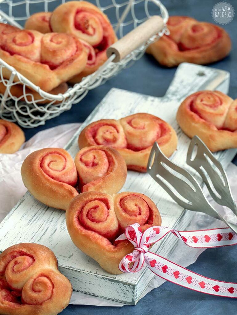 Sauerteig-Hefeherzen mit pinker Zimt-Gewürz-Butter -- Meine Backbox