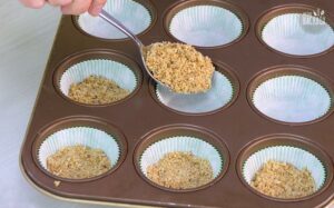 Mini Eierlikör Cheesecakes Rezept: Bagel Masse in Muffinförmchen fest drücken