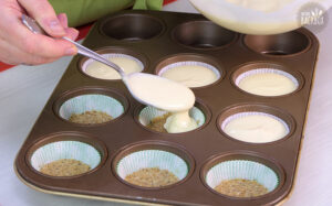 Mini Eierlikör Cheesecakes Rezept: Cheesecake Masse in Muffinförmchen füllen
