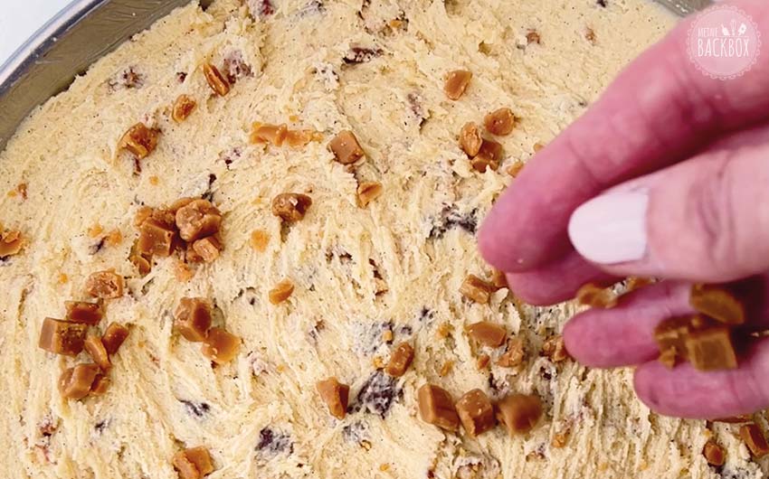 Barbie Cookie Cake Rezept: Salted Caramel Fudge auf der Oberfläche verteilen