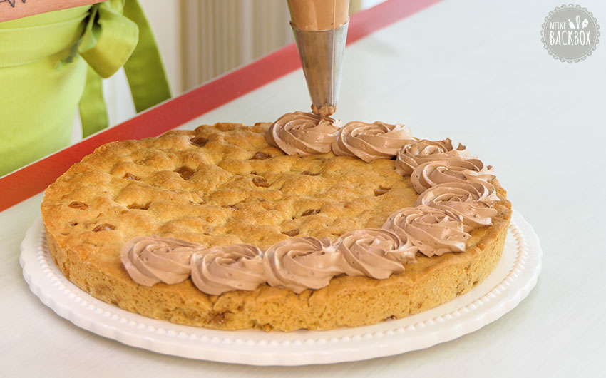 Caramel Cookie Cake Rezept: Am Rand Rosetten oder Tupfen aus Creme aufspritzen