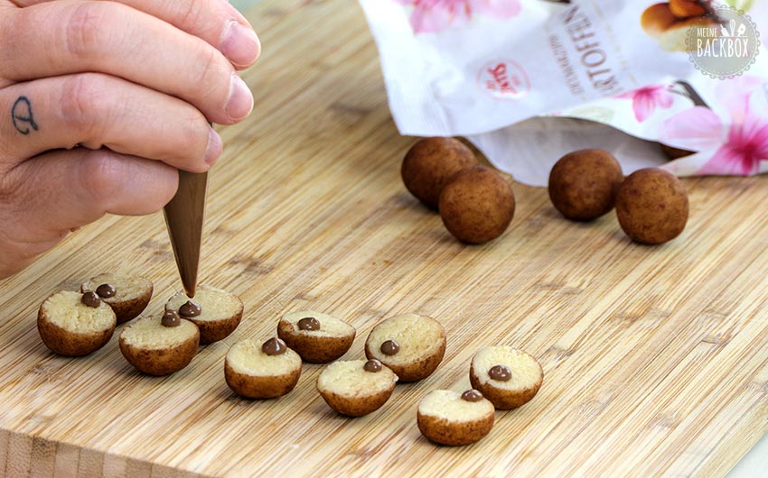 Krümelmonster Muffins Rezept: Marzipankartofel Augen dekorieren