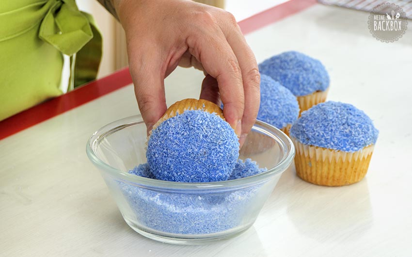 Krümelmonster Muffins Rezept: Muffins in blaue Kokosraspel tauchen