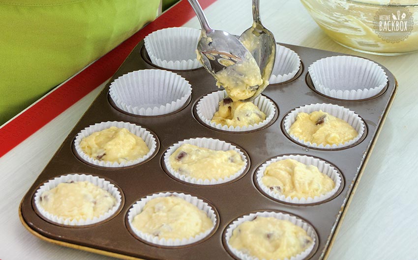 Krümelmonster Muffins Rezept: Muffinteig in Muffinförmchen füllen