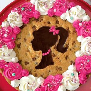 Barbie Cookie Cake mit Cashewkernen & Caramel Fudge