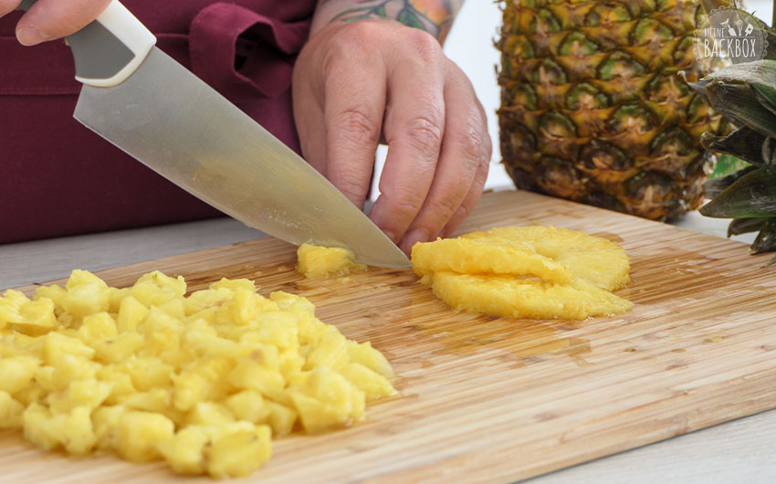 Ananas Bruschetta Rezept: Würfel schneiden