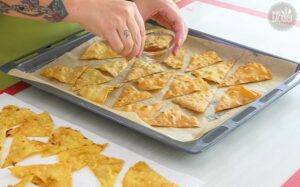 Selbstgemachte Nachos Rezept: mit Gewürz bestreuen