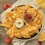 Selbstgemachte Nachos mit Crème fraîche und Salsa Dip