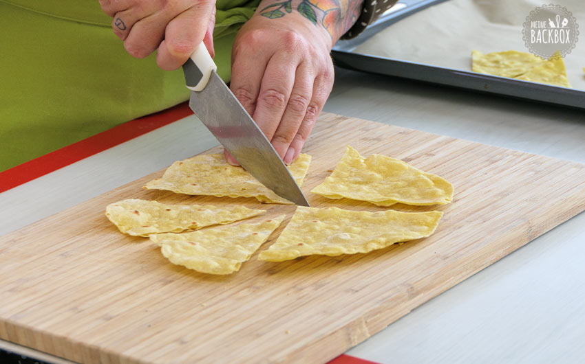 Selbstgemachte Nachos Rezept: Tortillas zu Dreiecken schneiden