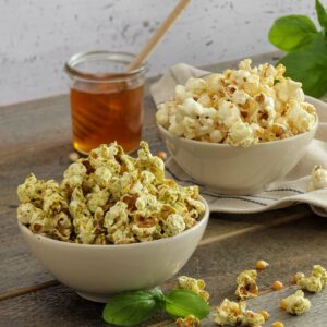 Selbstgemachtes Honig-Popcorn und Pesto-Popcorn