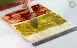Zweierlei Zupfbrötchen Rezept: Steifen zu rechtecken schneiden